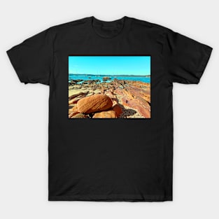 Rock formations in Quarantine Bay, Eden, NSW T-Shirt